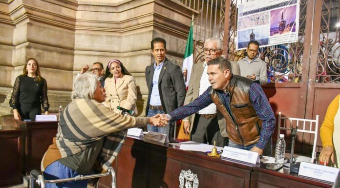 Entrega Alejandro Navarro escrituras y títulos de concesión a comerciantes