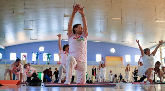 Organiza COMUDE megaclase de yoga