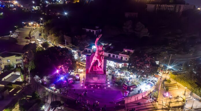 Con iluminación conmemoran en la capital mes contra cáncer de mama
