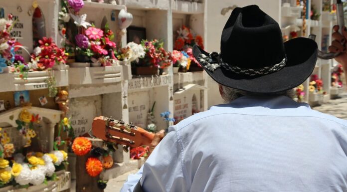 Esperan 165 mil visitantes a panteones de León por Día de Muertos