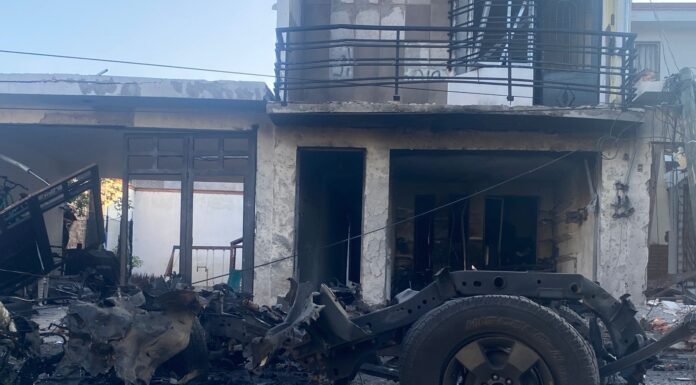 Explota auto bomba fuera de instalaciones de policía en Acámbaro