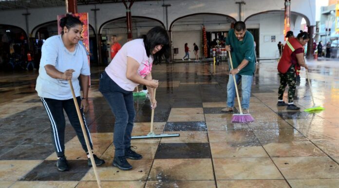 Lavan explanada del Mercado Victoria en Silao