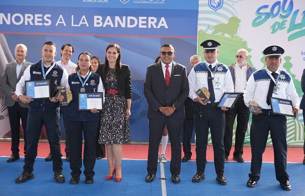 Entregan presea Soy de León a “Héroes sin Capa”