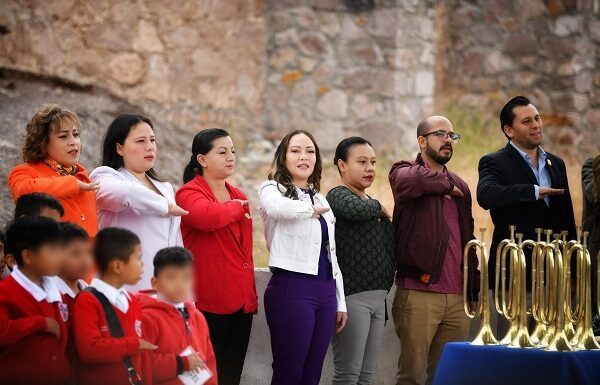 Entrega Samantha Smith apoyos a escuela Emma Godoy