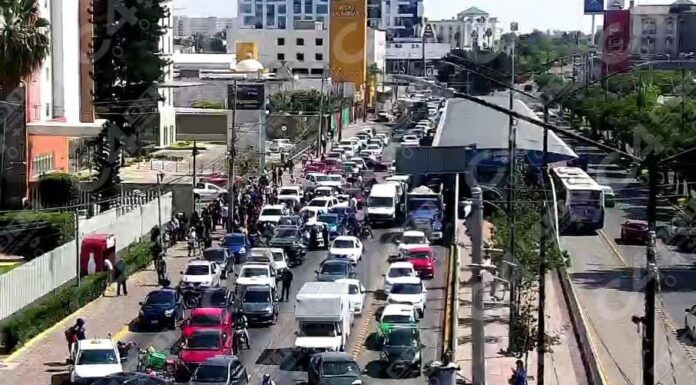 Bloquean taxis de plataforma López Mateos en León