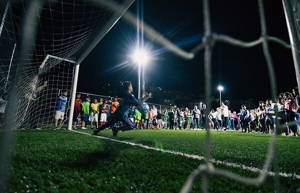Entrega Samantha Smith cancha de fútbol en el Cerro del Cuarto