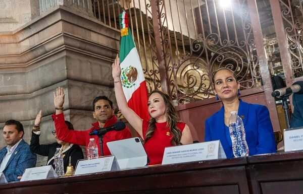 Entregan 103 títulos de concesión a comerciantes en el Mercado Hidalgo