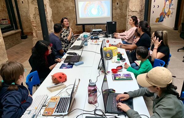 Organizan en la capital cursos de adornos navideños en 3D