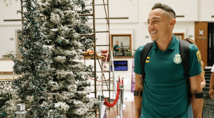 Sorprende Andrés Guardado en muletas rumbo a Monterrey