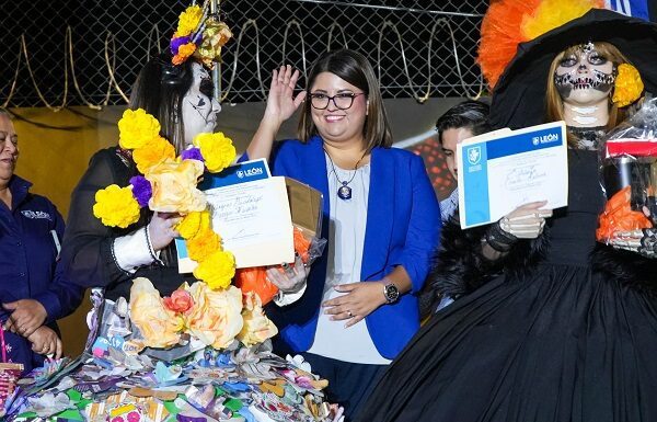 El color y tradición del Día de Muertos van parques públicos de León