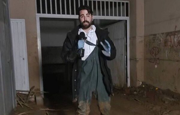 Captan a periodista manchandose de lodo para transmisión por DANA (VIDEO)