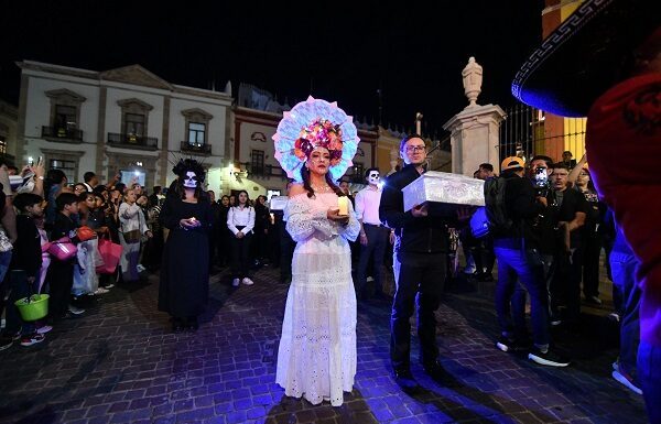 En pleno la Fiesta de los Muertos en la capital