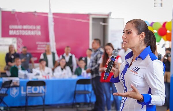 Facilitan trámites con feria de servicios en León