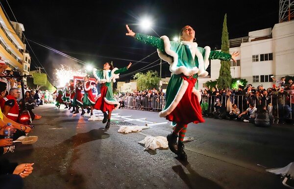 Miles de leoneses se reúnen para disfrutar de caravana navideña