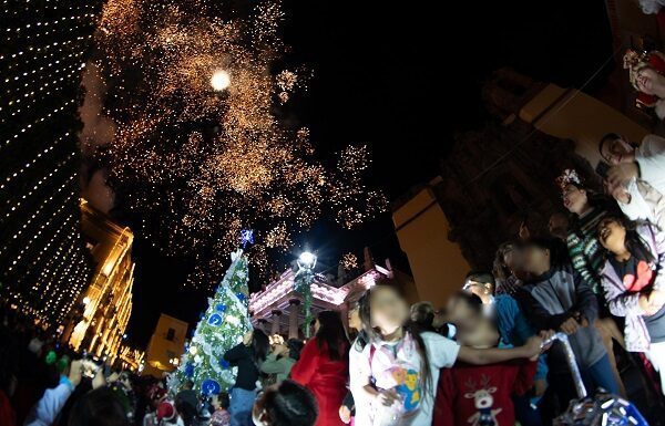 Iluminan árbol navideño en la capital del estado