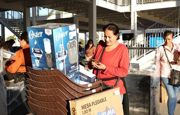 Entrega Ale Gutiérrez apoyo a emprendedores de León