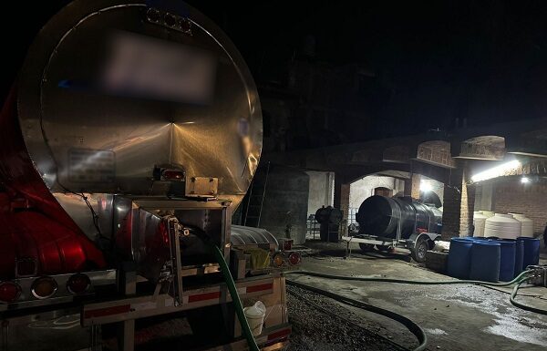 Detienen a dos sujetos que rebajaban leche con agua en Irapuato