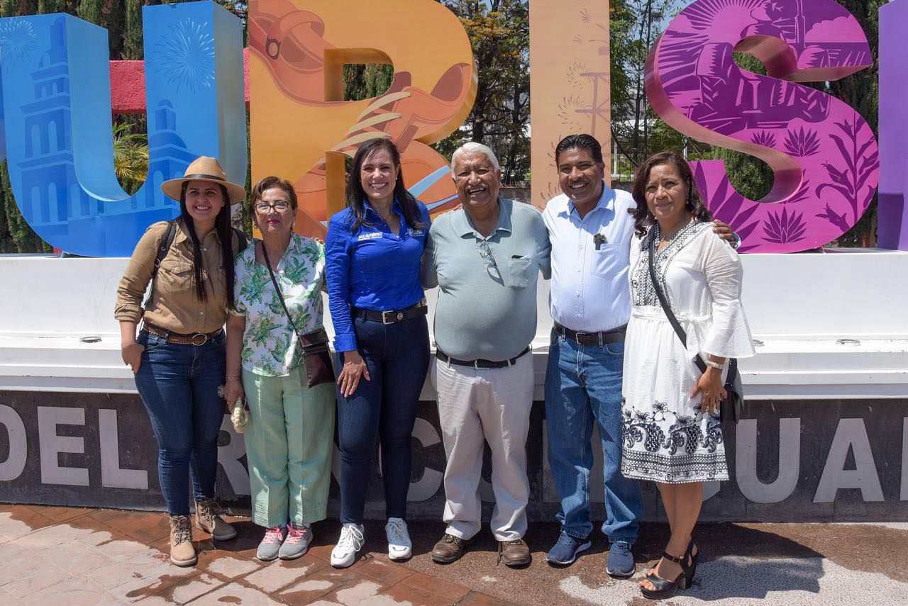 Don Pepito Rentería, al centro, flanqueado por la alcaldesa de León, Ale Gutiérrez y del alcalde de Purísima del Rincón, Roberto García Urbano