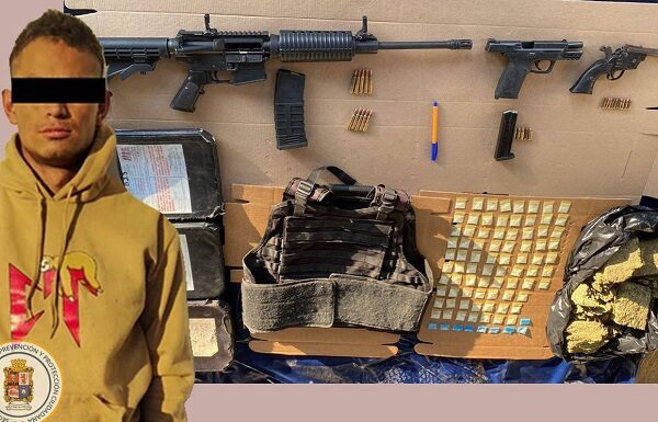 Policía detiene a una persona en posesión de rifle de asalto