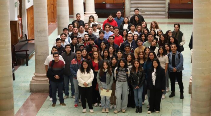 Dan bienvenida a estudiantes de derecho, política y gobierno en la UG