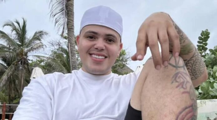 Muere reconocido cantante a los 25 años; lo hallan junto a representante