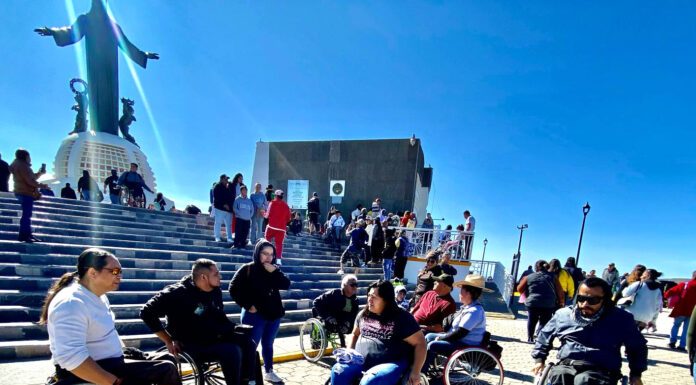 Ascienden escalinatas de Cristo Rey en sillas de ruedas