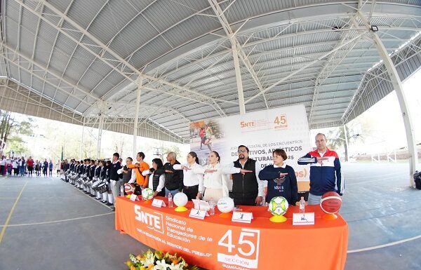 Entrega alcaldesa Samantha Smith reconocimientos a maestros de la SNTE