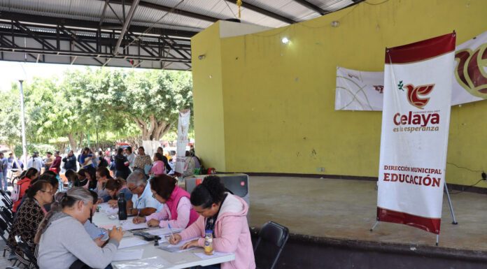 Entregan becas por la educación en Celaya