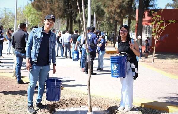 Convoca Ale Gutiérrez a ciudadanos a regar áreas verdes en León