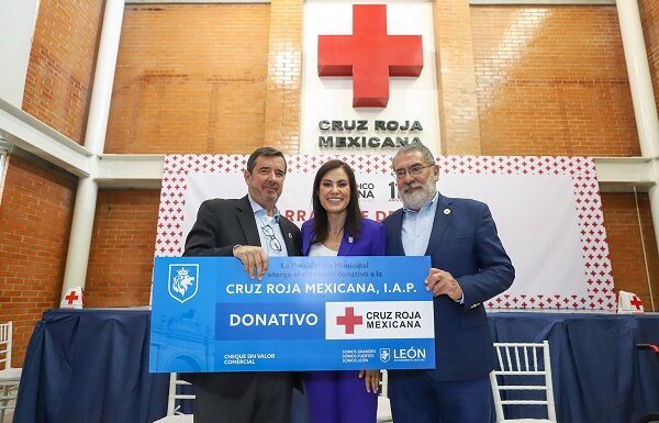 León dona 1.8 millones de pesos a la Cruz Roja