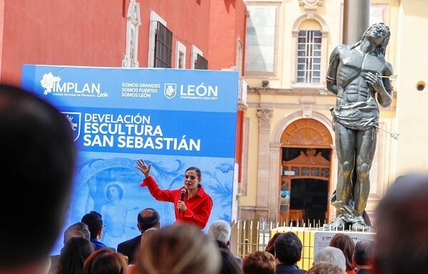 Develan estatua de San Sebastián, ícono de la ciudad de León