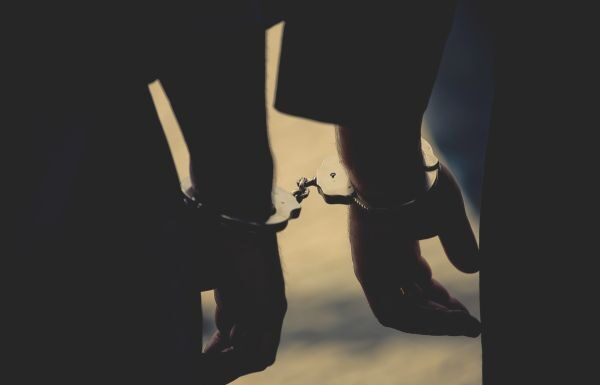 Policía municipal detiene a dos personas; son investigados por robo y extorsión