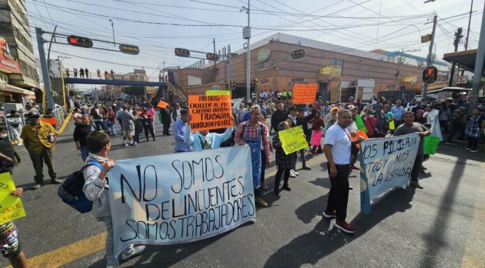 Bloquean Ambulantes la Miguel Alemán; rechazan operativo municipal