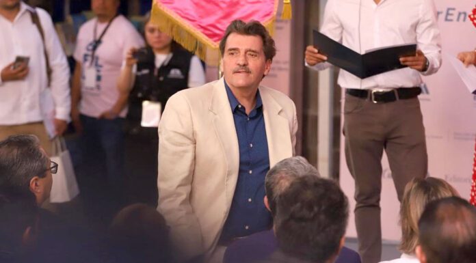 Enrique Serna recibe presea Jorge Ibargüengoitia de la UG