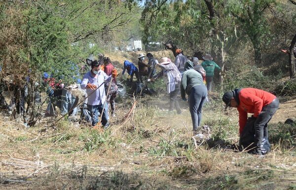 Encabeza Melanie Murillo brigada de limpieza en la comunidad de Nápoles