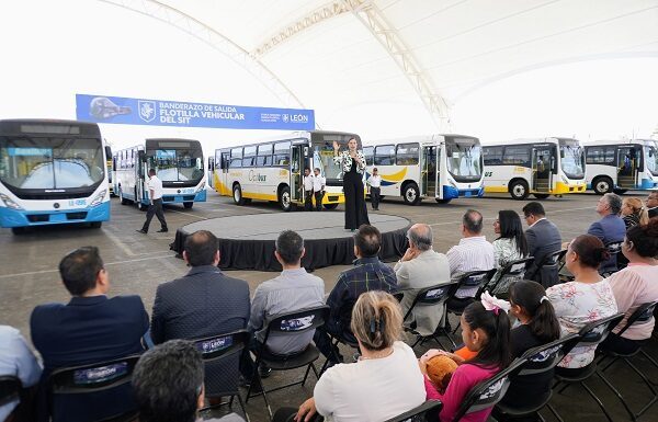 Entregan 30 unidades de transporte para hacer más eficiente el servicio en León