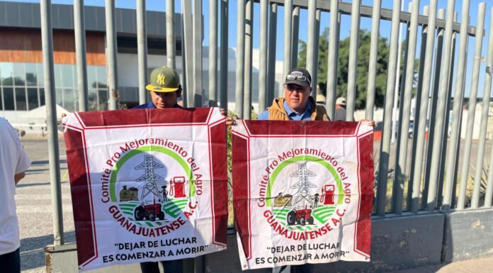 Campesinos reclaman atención al Gobierno Federal; bloquean oficinas del SAT