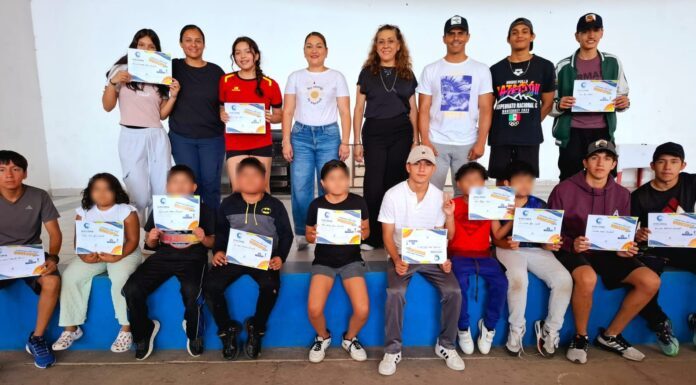 Armando Sánchez imparte plática de natación a juventudes de Silao