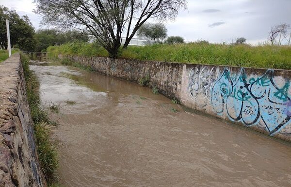 Refuerza León limpieza de arroyos mediante SIAP