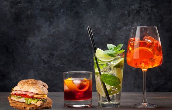 Cócteles y bocadillos, un festín para mamá