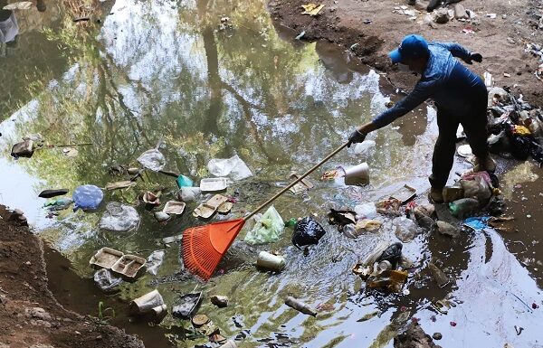 Leoneses cambian pago de multas por trabajo comunitario