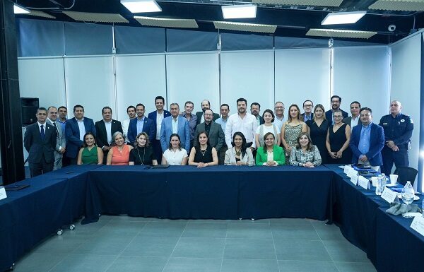 Presenta Ale Gutiérrez programa de obra social ante CONCAMIN