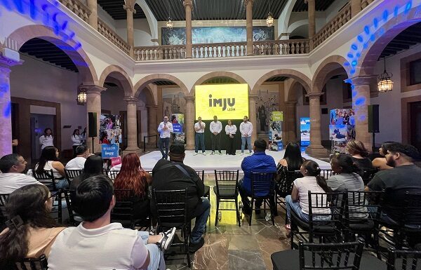 Entrega León reconocimiento a jóvenes que dejan huella