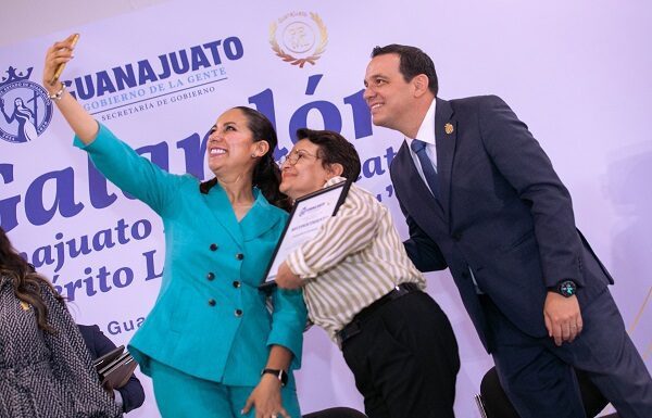 Entrega Libia Dennise medalla al mérito laboral 2025