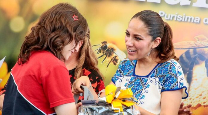 Realiza Libia Dennise gira por Purísima del Rincón