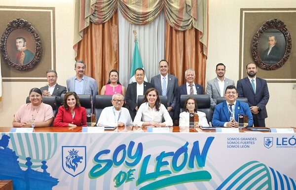 Entregan reconocimientos a leoneses que dejan huella en su comunidad