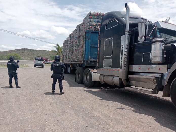 Asegura Secretaría de Seguridad y Paz tractocamión robado con 42 pacas de PET en Apaseo el Alto (2)