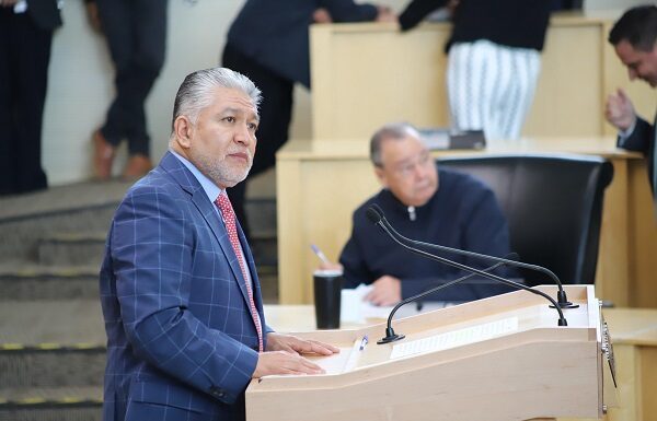 Plantea Alejandro Arias disminuír alumnos por grupo para que aprendan mejor