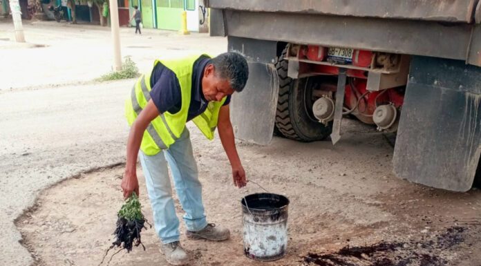 Repara cuadrilla de “Cazabaches” camino en Bajío de Bonillas