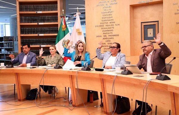 Aprueban en comisiones iniciativas a favor de migrantes